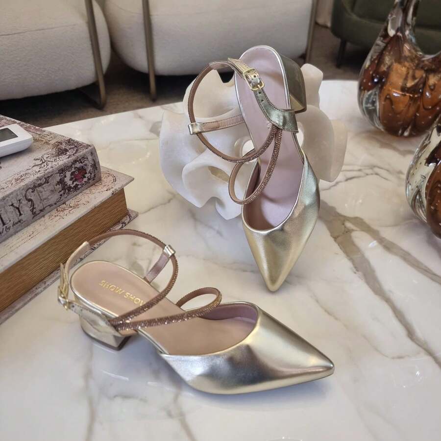 Scarpin Feminino Show Show Bico Fino Com Salto Grosso Com 6cm e Tira de Strass Fechamento em fivela