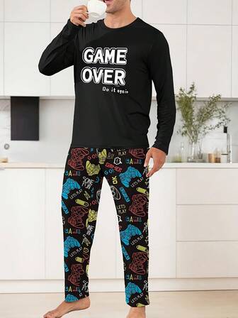 2 piezas Conjunto de ropa de estar cómoda de manga larga con temática de juegos para hombres - Pantalones de estar con cintura elástica y bolsillos, de mezcla de poliéster, en color negro, con estampado de un colorido control de juego, perfecto para estar en casa o dormir | Estampado alegre | Tela de textura suave
