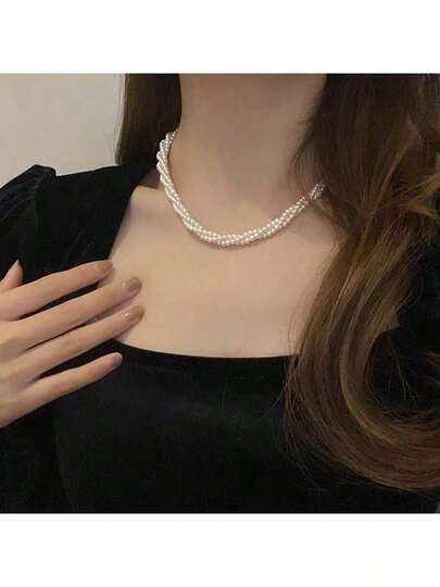 女士仿珍珠短项链，双层链条，简约风格，适合作为优雅的情人节礼物。