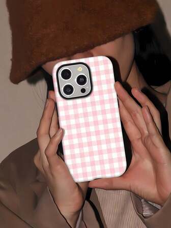 Funda de teléfono con diseño de elemento de tela a cuadros rosa, compatible con iPhone 17, 16, 15, 14 Pro Max, 13, 12, 11 y otros modelos, fabricada en material de silicona TPU, proporciona protección contra golpes y caídas, excelente agarre. Un regalo ideal para familiares, amigos y seres queridos.