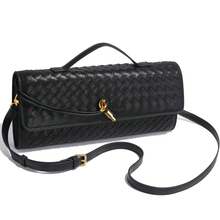 This Women's Vintage Woven Textured Handbag In Angolan Red Features A Retro Flap Design And Large Capacity. It's A Clutch, Tote, Or Shoulder Bag Suitable For Evening Wear, Everyday Occasions, And Parties. Perfect For Pairing With Festive Party Dresses, Evening Gowns, And Sequined Dresses, It's Ideal For Parties, Weddings, Dances, Banquets, And Other Events. - 黑色 - 查看 9