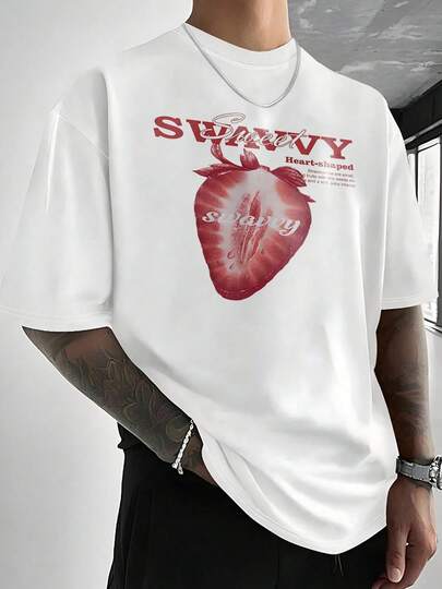 Camiseta elegante con estampado de fresa para hombre, diseño dulce y elegante en forma de corazón, camiseta informal de verano de manga corta, mezcla de algodón cómoda, camiseta gráfica única para hombre, atuendo de verano perfecto.