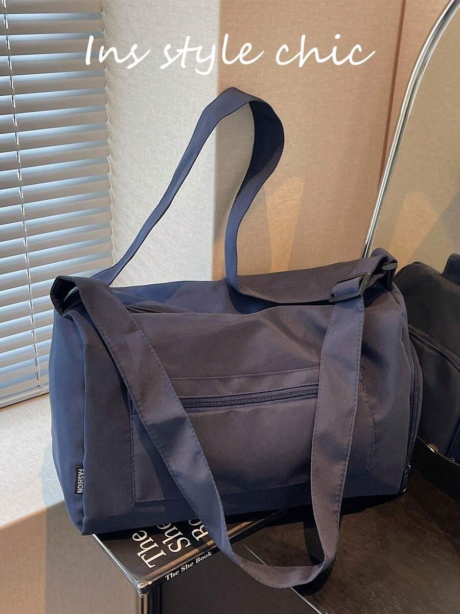 Túi đeo vai một bên kiểu dáng cổ điển, thiết kế màu trơn, dung tích lớn, nhiều ngăn, nhẹ và dễ mang theo, phù hợp cho du lịch ngoài trời, du lịch ngắn ngày và các dịp khác. Có thể dùng làm quà tặng cho bạn bè, dùng như túi du lịch, hành lý, túi xách du lịch, túi qua đêm, bền chắc và lý tưởng cho du lịch tàu biển và kỳ nghỉ, phù hợp cho cả nam và nữ.