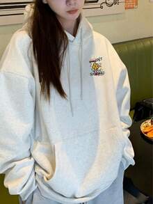 女士休闲宽松印花卫衣，舒适百搭，适合秋冬季穿着。