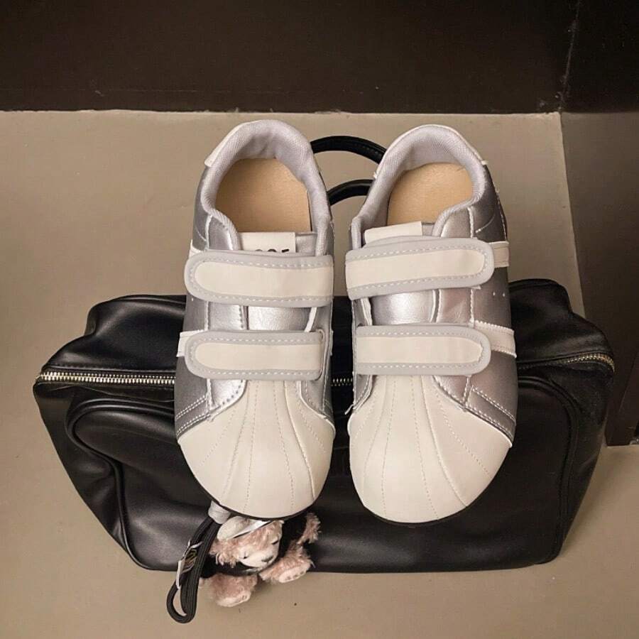 2025 Nuevos zapatos blancos pequeños con para mujeres de baja estatura, zapatillas casuales, zapatos tipo "pato feo" gruesos