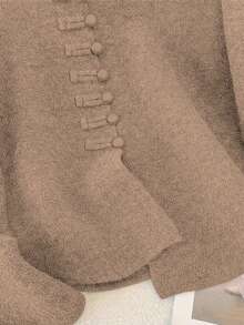 طقم كنزة صوفية وتنورة متوسطة الطول من الصوف المحبوك بأزرار أمامية وسحاب، بتصميم صيني أنيق وعصري بلون واحد - كاكي - مشاهدة 6
