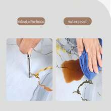 一卷奢华大理石纹自粘壁纸，防水、防潮、防油、易清洁，图案无缝拼接，非常适合客厅、卧室、浴室、厨房和楼梯间。它采用无缝墙面设计，适用于客厅装饰，并且是一款防水壁纸。 - 彩色 - 查看 6