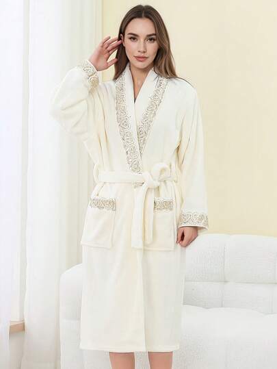 1 pieza Bata de baño con capucha de felpa coral gruesa y suave de franela para otoño/invierno con cuello de encaje con forma de corazón, Bata de baño de felpa coral con encaje con forma de corazón romántico (ligera, delgada), Felpa, Muy absorbente, Ropa de estar en casa larga, Bata, Cómodos pijamas de felpa, Hogar, Hotel, Piscina, Conjunto de bata de baño