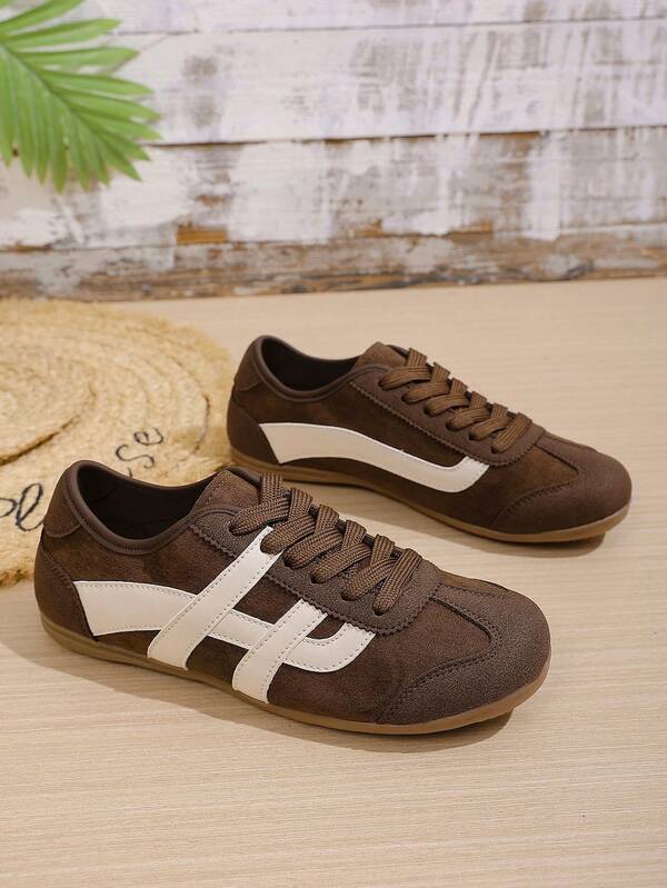 1 Paar braune einfarbige lässige PU-Leder Schnürsneaker mit Patchwork-Streifenakzent, flache Gummisohle mit weicher Sohle und runder Zehenkappe, geeignet für den Outdoor-Einsatz in allen Jahreszeiten