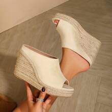 Pantuflas de mujer con cuña de cuerda de lino y punta abierta de peluche grande