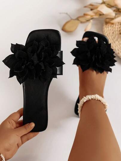 女式 2025 年夏季新款大码平底凉鞋，方头蝴蝶花朵图案，露趾，休闲时尚度假风格，经典米色平底凉鞋