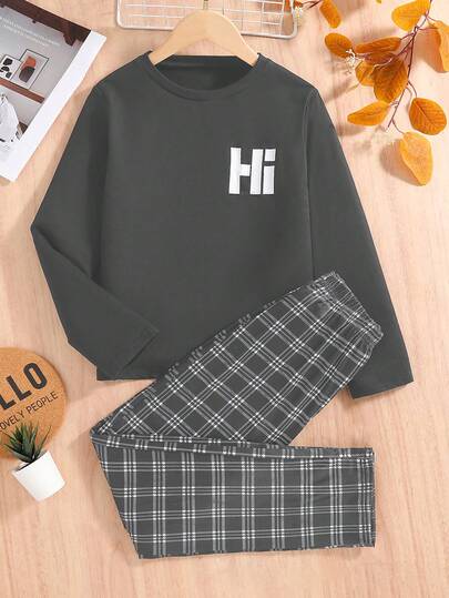 Conjunto de ropa de estar para niños de manga larga con estampado "Hi" y pantalones a cuadros en blanco y negro, fabricado con tela cómoda, adecuado para usar en primavera, otoño y verano. Diseño antikick y cálido para habitaciones con aire acondicionado.
