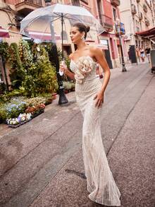 Faeriesty 优雅无肩带晚礼服，美人鱼廓形，高开衩设计，饰以3D立体花卉贴花，珠饰亮片点缀的紧身胸衣，修身腰线，飘逸的鱼尾裙摆——完美适用于婚礼盛典、红毯活动、正式晚宴、慈善舞会、颁奖典礼、情人节春季派对等场合。 - 杏色 - 查看 7