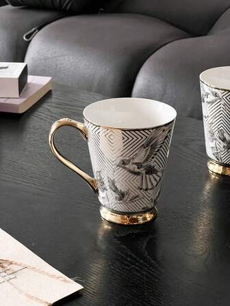 1个鸟语花香V形骨瓷杯，大容量带把手，适用于各种冷热饮品，如牛奶、咖啡、热可可、果汁、拿铁等，是节日馈赠亲友的理想之选。