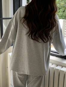 两件套女士睡衣套装，包括一件印有可爱猫咪图案的T恤和一条纯色长裤，长袖圆领休闲睡衣，适合春、夏、秋、冬四季穿着。