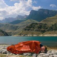 1 pieza Saco de dormir de emergencia de supervivencia | Manta de emergencia portátil, bolsa enfriadora multiusos para senderismo y camping, ideal para camping y aventuras al aire libre, equipo de supervivencia al aire libre | Saco de dormir compacto | Poliéster duradero - Multicolor - Ver 7