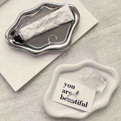 新款首饰托盘推荐！北欧ins风不对称首饰收纳托盘，迷你精致设计，适合梳妆台/床头柜，是收纳首饰和卸妆用品的好帮手，银白双色可选，兼具美观与实用性，轻松打造温馨家居角落~