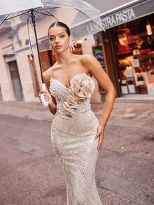 Faeriesty 优雅无肩带晚礼服，美人鱼廓形，高开衩设计，饰以3D立体花卉贴花，珠饰亮片点缀的紧身胸衣，修身腰线，飘逸的鱼尾裙摆——完美适用于婚礼盛典、红毯活动、正式晚宴、慈善舞会、颁奖典礼、情人节春季派对等场合。 - 杏色 - 查看 2