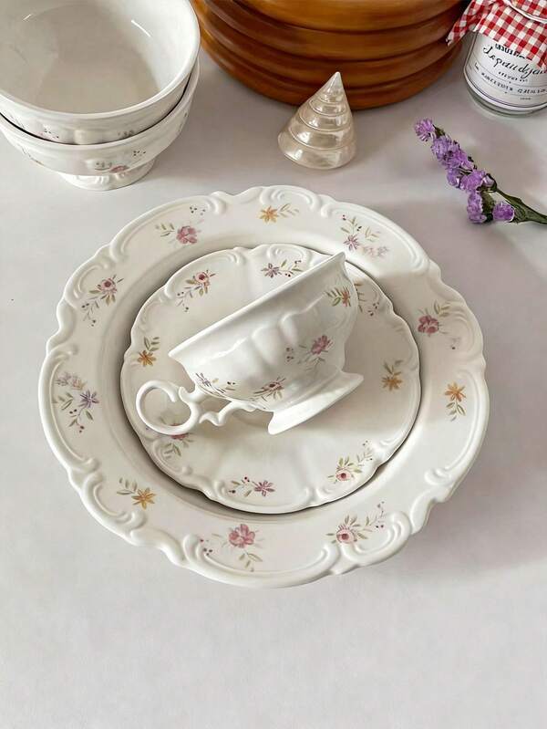 طقم فناجين وصحون خزفية مزخرفة بالزهور، طراز عتيق من الفخار، شكل أنيق مع تفاصيل زهرية مرسومة باليد بدقة، مناسب للقهوة والشاي الأعشاب، يناسب ديكور المنزل الرجعي وحفلات الشاي بعد الظهر في الربيع