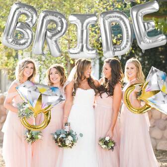 7件32英寸银色新娘字母气球装饰，饰有两枚大型玫瑰金钻石戒指。适用于婚礼场地布置和订婚仪式装饰。