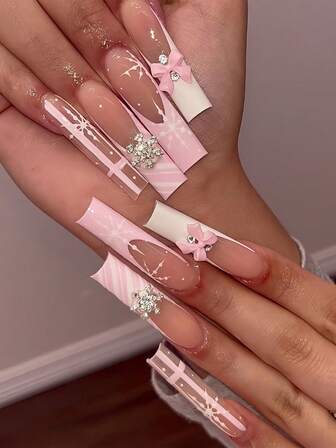 24 Christmas Nail Pieces With Luxurious, Sweet, Cool And High-End Design Featuring Santa Claus Snowflakes - Red And White Contrasting Splicing - Ballet Style Mid Size Wearable Armor Suitable For Girls And Ladies. Gift Includes Jelly Glue And Nail Files