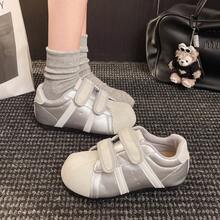 2025 Nuevos zapatos blancos pequeños con para mujeres de baja estatura, zapatillas casuales, zapatos tipo "pato feo" gruesos