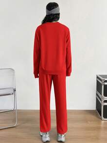 Conjunto de 2 peças feminino com estampa de rena natalina, composto por moletom 100% algodão com bolso e calça folgada com cordão. Macio e respirável, ideal para outono/inverno, perfeito para passeios casuais, encontros familiares e para combinar com outras roupas da família.