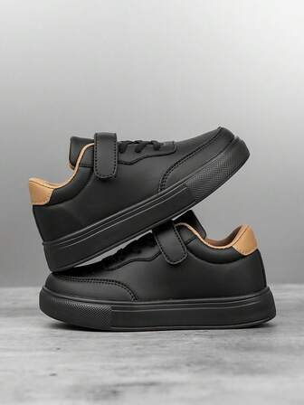 儿童时尚休闲运动鞋，防水皮革鞋面，可调节魔术贴搭扣，轻便舒适，防污耐脏，适合上学穿着。