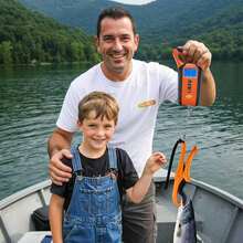 Báscula de pesca flotante impermeable con agarre de labios, básculas de pesaje de peces con pantalla LCD retroiluminada de 110 libras/50 kg, almacenamiento de memoria y resumen, una bolsa de transporte incluye regalos de pesca para hombres - 1 - Ver 8