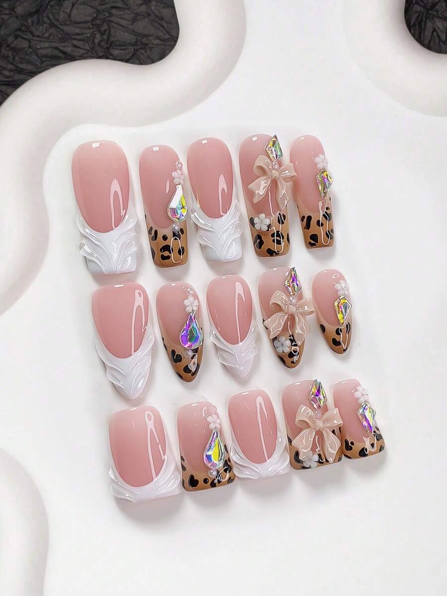 10片豹纹亚克力美甲贴纸,适合秋冬季美甲,包含棺材形、杏仁形、鸭嘴形美甲贴纸、手工法式美甲贴纸、蝴蝶结美甲装饰、水钻美甲贴纸、白色指甲油、棕色指甲凝胶,附赠工具包,是送给女性的绝佳礼物,适合婚礼、派对、节日等场合。 - 彩色 - 查看 1