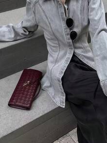 This Women's Vintage Woven Textured Handbag In Angolan Red Features A Retro Flap Design And Large Capacity. It's A Clutch, Tote, Or Shoulder Bag Suitable For Evening Wear, Everyday Occasions, And Parties. Perfect For Pairing With Festive Party Dresses, Evening Gowns, And Sequined Dresses, It's Ideal For Parties, Weddings, Dances, Banquets, And Other Events. - 酒紅色 - 查看 9