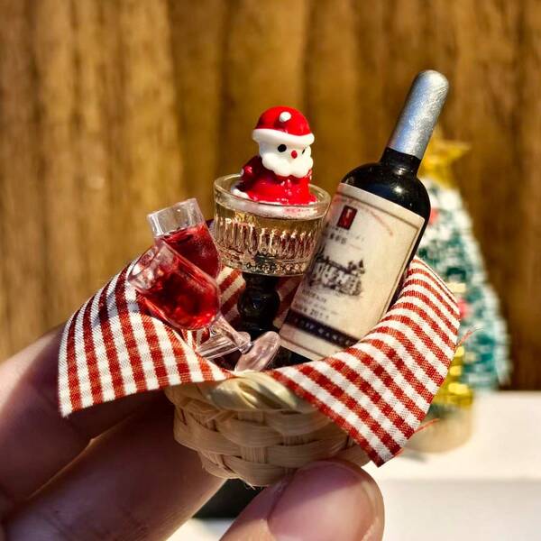 1 Set Christmas Wreath Wine Set, Dollhouse Decor, Handwoven Basket, Suitable For Collectibles And Christmas Gifts. Can Be Used For Christmas Decoration, Doll House Arrangement And Collectible Figurines!