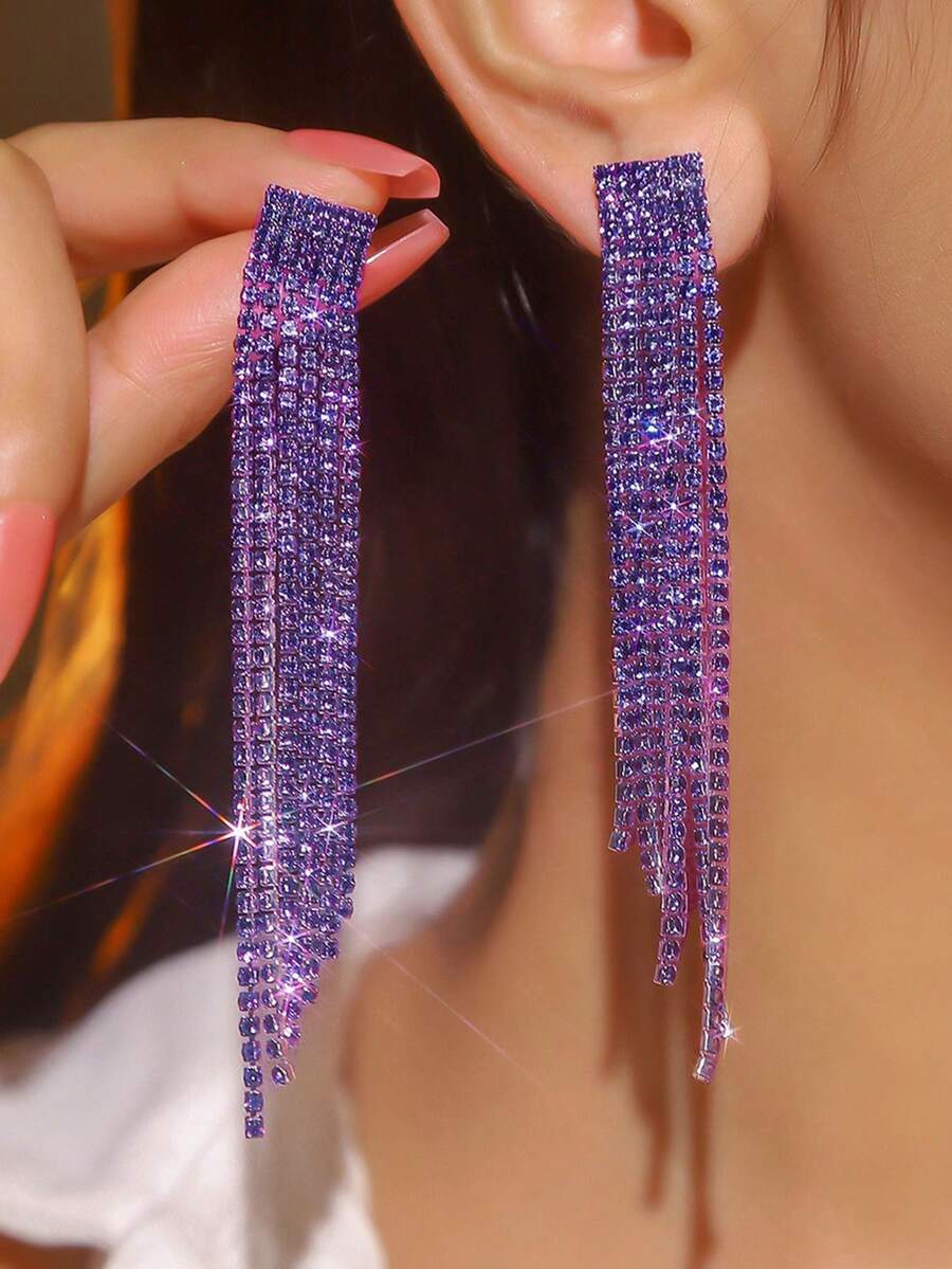 一对镶有水钻的长流苏耳环，适合日常佩戴