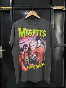 Misfits Band Bootleg Graphic T-Shirt - Skull ; Chains Design With ;Famous Monsters; Text. UniCotton Tee For Men ; Women. All Sizes S-3xl. Black. Machine Washable Casual Streetwear. PLUS SIZE - màu đen - Xem 1