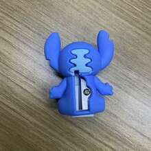 史迪奇造型削笔器，带有史迪奇和吉姆博图案 - 官方授权史迪奇主题学校和办公室削笔器，可爱的桌面配件，生日/圣诞派对礼物，史迪奇收藏品（官方授权） - 史迪奇造型，带有史迪奇脸部图案！耐用PVC材质，手动操作，适合学校和办公室使用，趣味实用，史迪奇粉丝礼物，手动削笔器