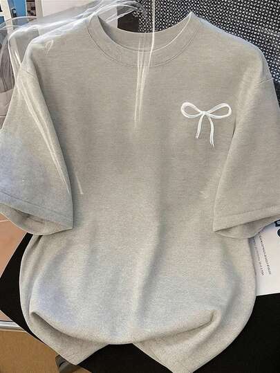 Playera Multicolor con Moño Minimalista estampado- Casual y Versátil