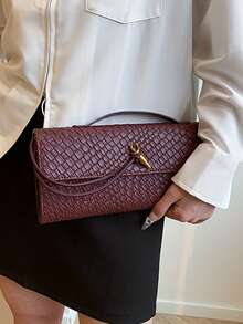 This Women's Vintage Woven Textured Handbag In Angolan Red Features A Retro Flap Design And Large Capacity. It's A Clutch, Tote, Or Shoulder Bag Suitable For Evening Wear, Everyday Occasions, And Parties. Perfect For Pairing With Festive Party Dresses, Evening Gowns, And Sequined Dresses, It's Ideal For Parties, Weddings, Dances, Banquets, And Other Events. - 酒紅色 - 查看 5