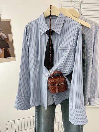 Randig skjorta med knytkrage, åtsittande midja och prickiga ärmar, amerikansk collegestil för pendling