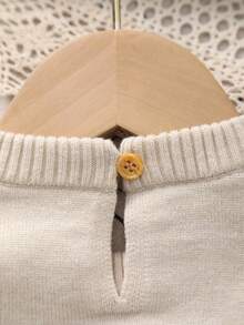 嬰兒針織圓領奶油白花卉手工刺繡連身衣，可愛嬰兒連身褲，適合日常穿著或外出穿搭 - 杏色 - 查看 3