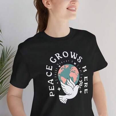 Camiseta "Paz, Amor, Tierra", "Paz Crece Aquí", "Día de la Tierra Minimalista", "Cambio Climático", "Mensaje Positivo", "Eco-amigable"220G C-AmiS-eta básiC-A de aL-Godón para mujer de 220 g colores sólidos y vibrantes. Apto para todas las perS-onas, ya sean mujeres o hombres. Tejido duradero de alta C-Alidad apto para todas las costuR-AS, suave al tacto pero diseñado para durar. Tops transpirables para mujer, conjuntos de otoño para mujer, conjuntos de vaC-Aciones, disfraces de Halloween para mujer.