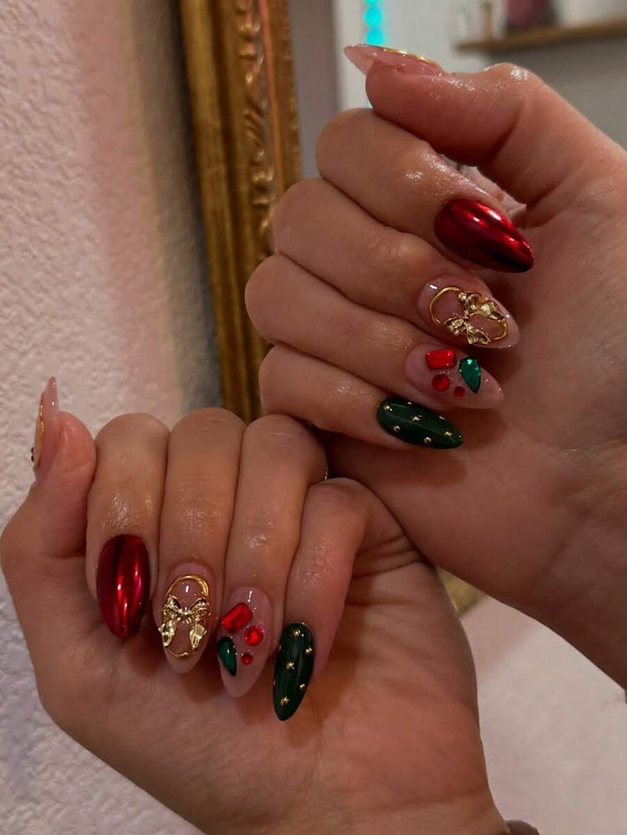 24 Stücke Weihnachts-Aufklebe-Nägel, mittlere Mandel-Form, Weihnachts-Serie mit 3D-Linien-Kunst-Dekoration, Legierungs-Schleifen-Strass-Design, vintage minimalistischer Stil, glänzende Oberfläche, Full-Cover Fake-Nägel für Frauen und Mädchen für den täglichen Gebrauch oder Weihnachtspartys