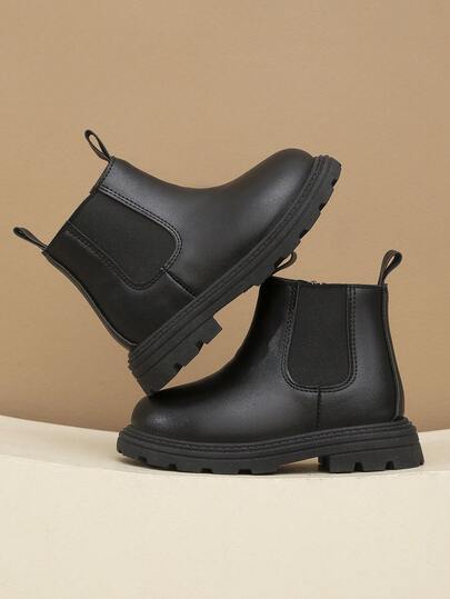 زوج من الأحذية الجلدية السوداء للأطفال، بتصميم أربطة أمامية وسحاب جانبي وحزام وإبزيم معدني، برؤوس مستديرة، قاعدة مسطحة ناعمة مانعة للانزلاق، بوت كاحل متوسطة جذابة، مناسبة للأولاد والبنات من عمر 3 إلى 12 سنة، موديل جديد للخريف/الشتاء