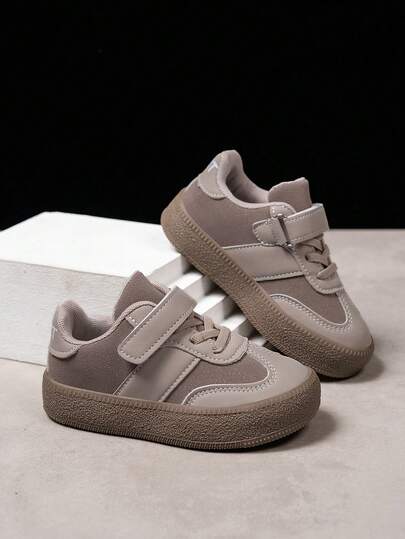 一双男女通用多功能魔术贴休闲运动鞋，平底，舒适透气，是学生、校园风运动鞋、休闲运动鞋和时尚百搭鞋的理想之选。