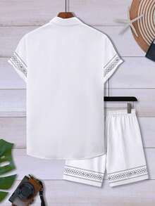 Conjunto de camisa de manga corta con estampado geométrico y shorts para las vacaciones de verano de los hombres - Blanco - Ver 3
