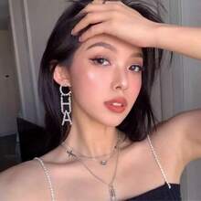 1 对银色水钻装饰夸张女王字母吊坠耳环，奢华珠宝礼物，适合女性派对