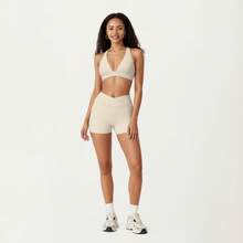 Women's V-Neck Halter Sports Bra With Wide Band And Supportive Stretch Fit - 米色 - 查看 3