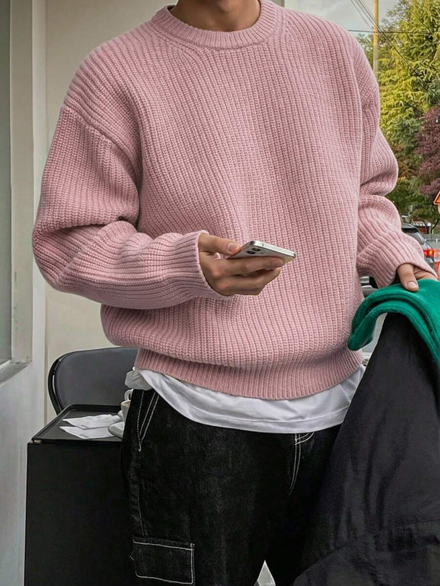轻盈保暖针织套头毛衣，宽松版型，聚酯纤维面料，休闲学院风，男女皆宜，长袖，落肩设计，简约圆领，适合秋冬季穿着。 - 粉色 - 查看 1
