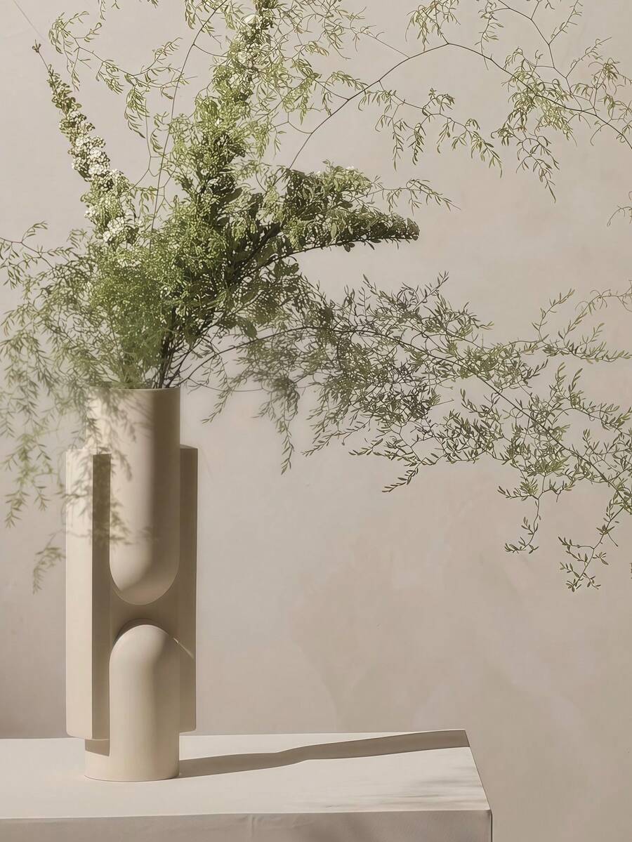 1 chiếc bình hoa cao hình học bằng nhựa, màu trắng, dùng trang trí nhà cửa/phòng khách/bàn.