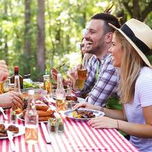 Potchen - 12 mini salero y pimentero en forma de cubeta, de 0.5 onzas, pequeño cubeta, de vidrio, con mini embudos de plástico, para bodas, cocinas, restaurantes, viajes, campamentos (dorado) : Hogar y Cocina - Dorado - Ver 10