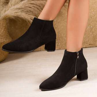 2025 Nuovi stivali corti da donna per autunno/inverno, scarpe Chelsea flat, stile punk rock chic con decorazione a rivetti, stivali con tacco medio stile britannico retrò